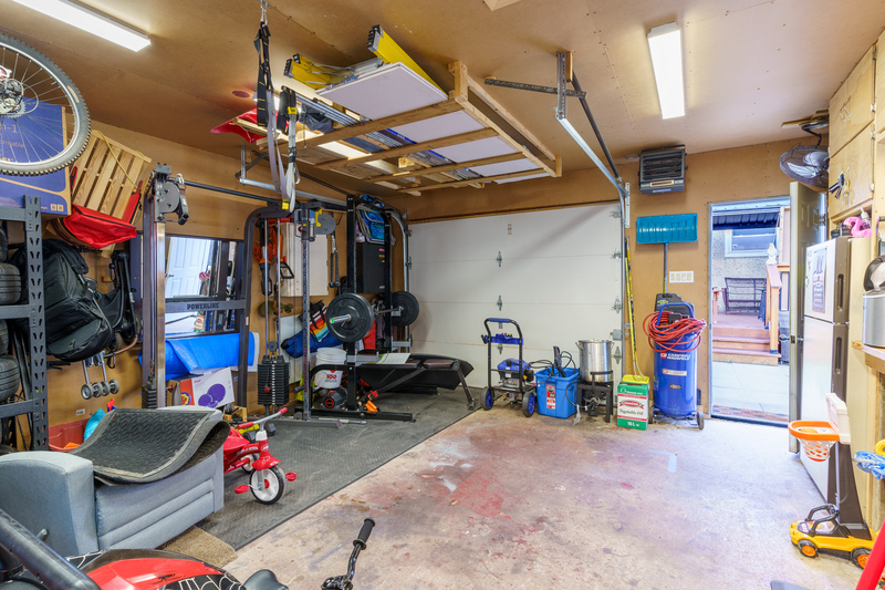 FAMILY HOME IN WELLAND WITH LARGE GARAGE!