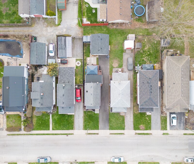 FAMILY HOME IN WELLAND WITH LARGE GARAGE!