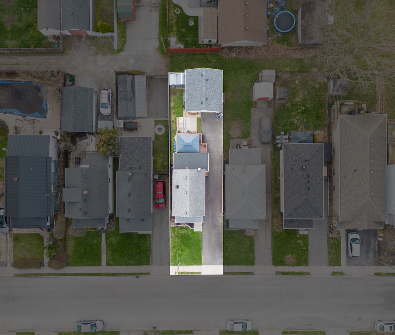 FAMILY HOME IN WELLAND WITH LARGE GARAGE!