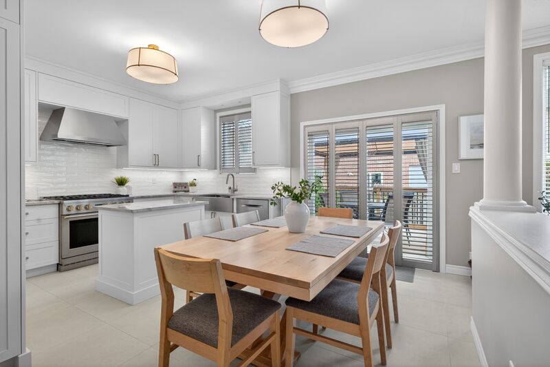 STUNNING LARGE FAMILY HOME IN OAKVILLE!