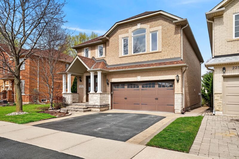 STUNNING LARGE FAMILY HOME IN OAKVILLE!