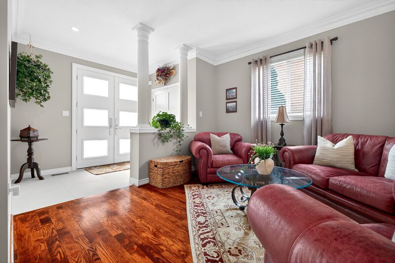 STUNNING LARGE FAMILY HOME IN OAKVILLE!