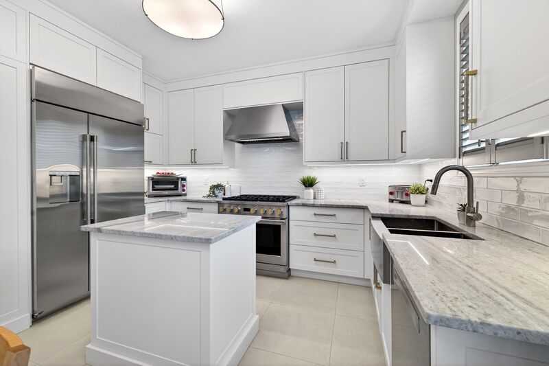 STUNNING LARGE FAMILY HOME IN OAKVILLE!