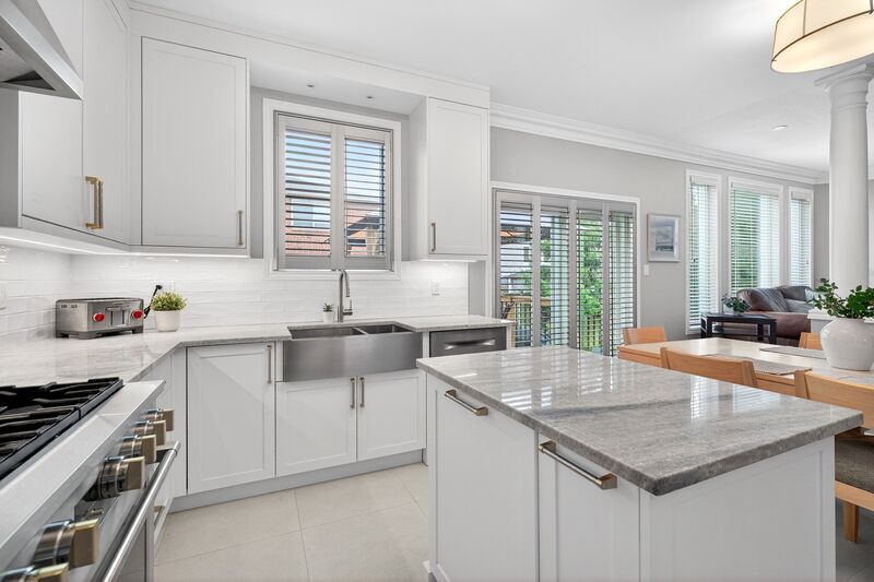 STUNNING LARGE FAMILY HOME IN OAKVILLE!