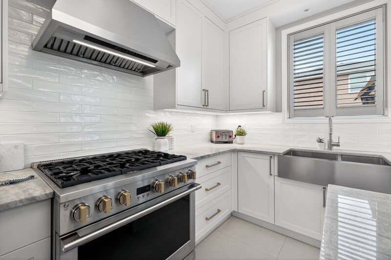 STUNNING LARGE FAMILY HOME IN OAKVILLE!