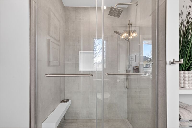 STUNNING LARGE FAMILY HOME IN OAKVILLE!