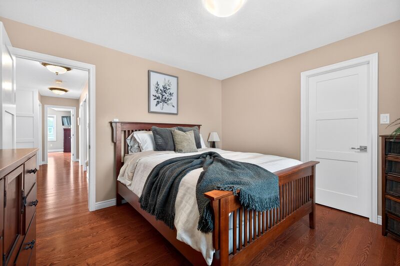 STUNNING LARGE FAMILY HOME IN OAKVILLE!