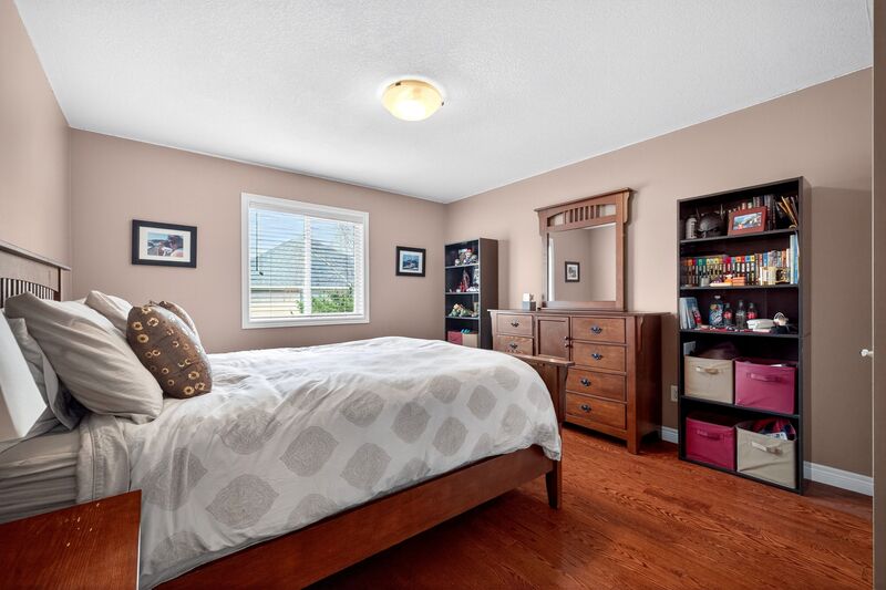 STUNNING LARGE FAMILY HOME IN OAKVILLE!