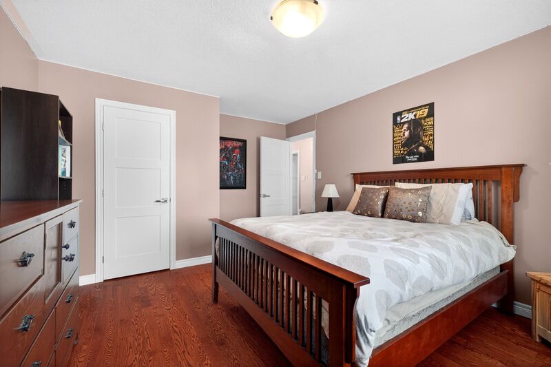 STUNNING LARGE FAMILY HOME IN OAKVILLE!