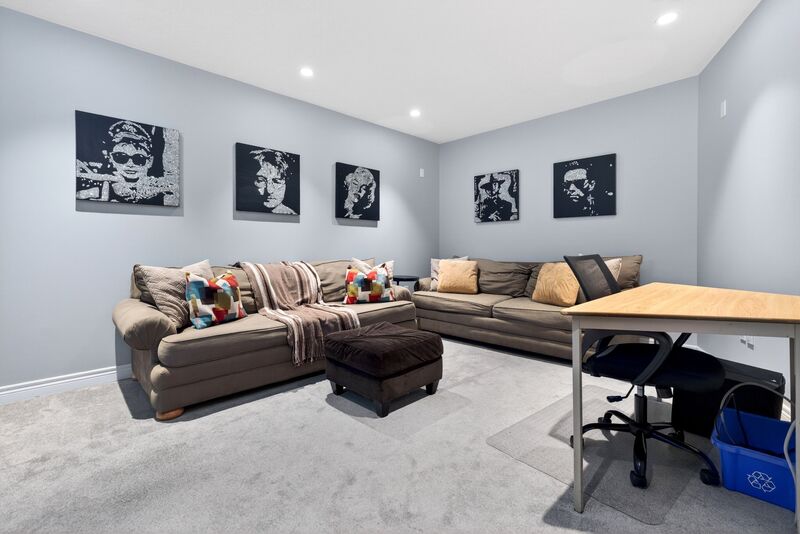 STUNNING LARGE FAMILY HOME IN OAKVILLE!