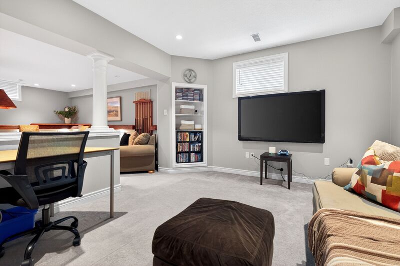 STUNNING LARGE FAMILY HOME IN OAKVILLE!