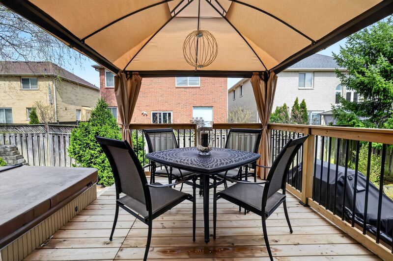 STUNNING LARGE FAMILY HOME IN OAKVILLE!