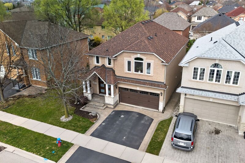 STUNNING LARGE FAMILY HOME IN OAKVILLE!