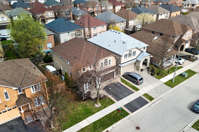 STUNNING LARGE FAMILY HOME IN OAKVILLE!