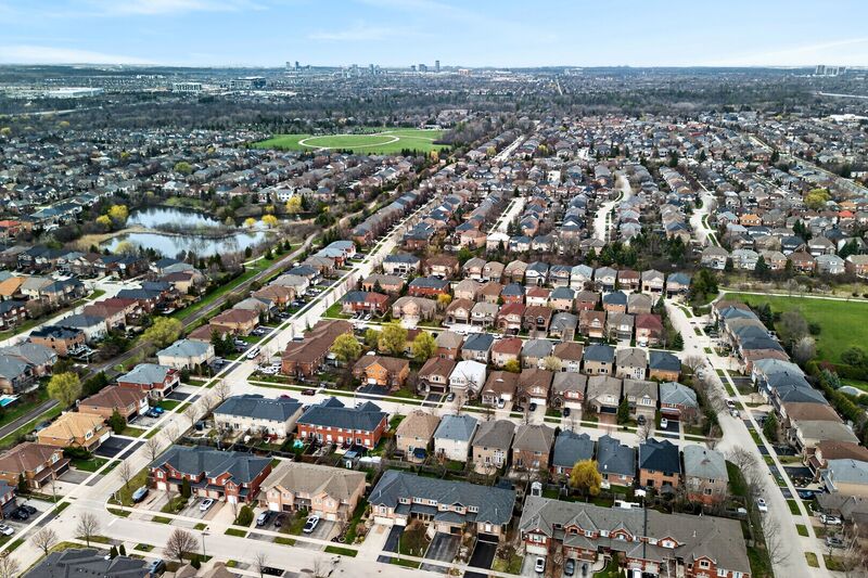 STUNNING LARGE FAMILY HOME IN OAKVILLE!