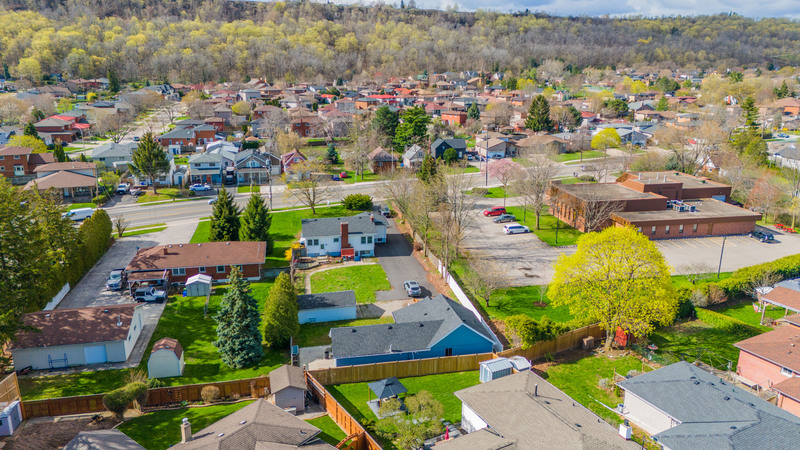 INVESTMENT OPPORTUNITY IN 3 UNIT MULTI-PLEX!