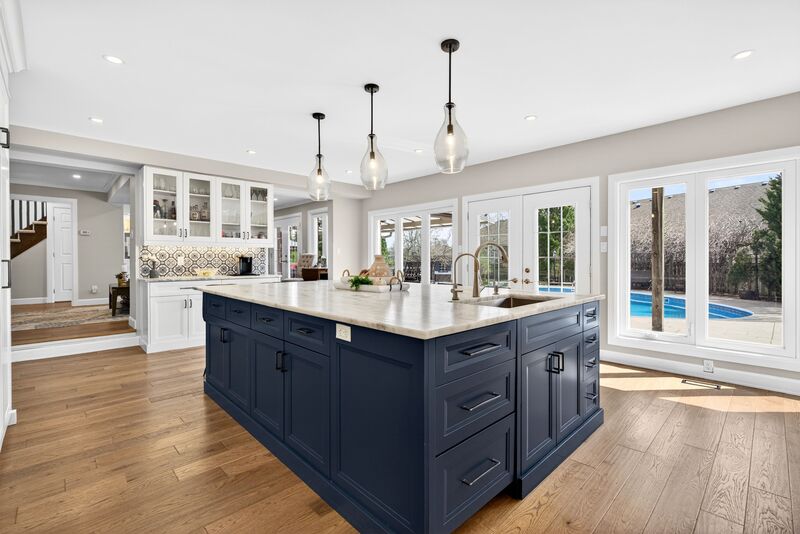 FANTASTIC FAMILY HOME WITH POOL IN SMITHVILLE!