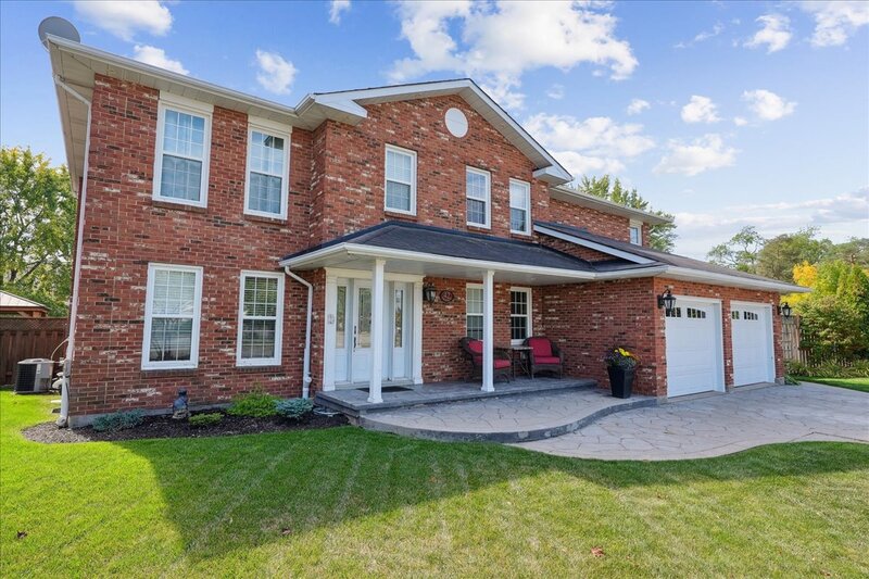 FANTASTIC FAMILY HOME WITH POOL IN SMITHVILLE!