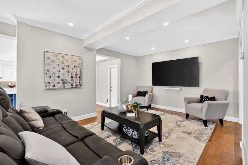 FANTASTIC FAMILY HOME WITH POOL IN SMITHVILLE!