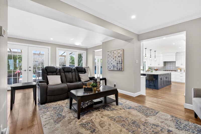 FANTASTIC FAMILY HOME WITH POOL IN SMITHVILLE!