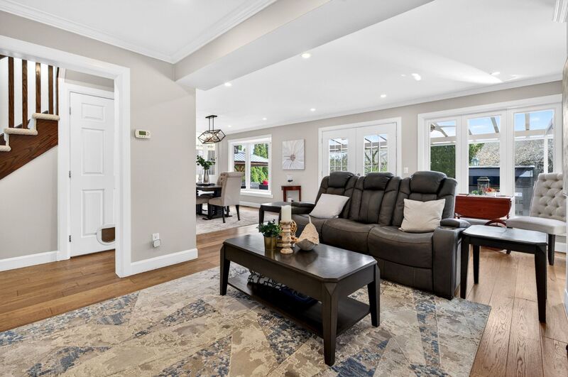 FANTASTIC FAMILY HOME WITH POOL IN SMITHVILLE!