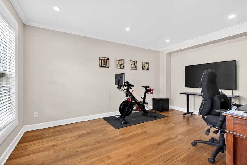 FANTASTIC FAMILY HOME WITH POOL IN SMITHVILLE!