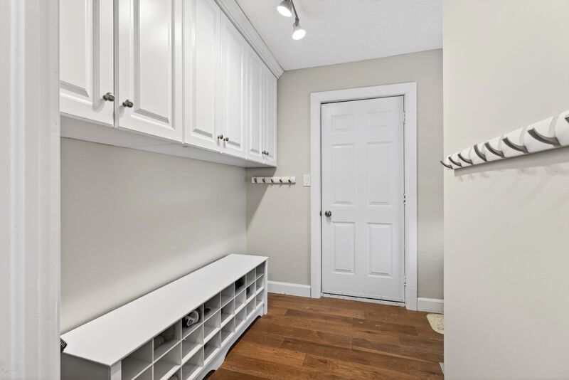 FANTASTIC FAMILY HOME WITH POOL IN SMITHVILLE!