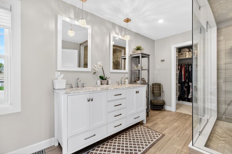 FANTASTIC FAMILY HOME WITH POOL IN SMITHVILLE!