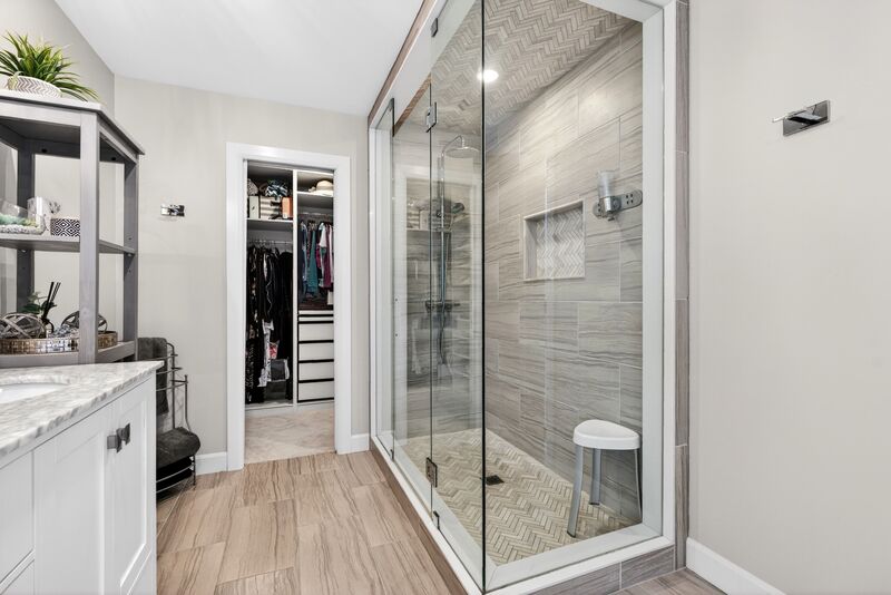 FANTASTIC FAMILY HOME WITH POOL IN SMITHVILLE!