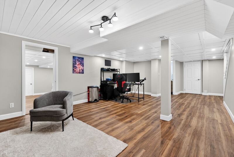 FANTASTIC FAMILY HOME WITH POOL IN SMITHVILLE!