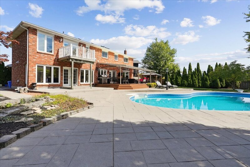 FANTASTIC FAMILY HOME WITH POOL IN SMITHVILLE!