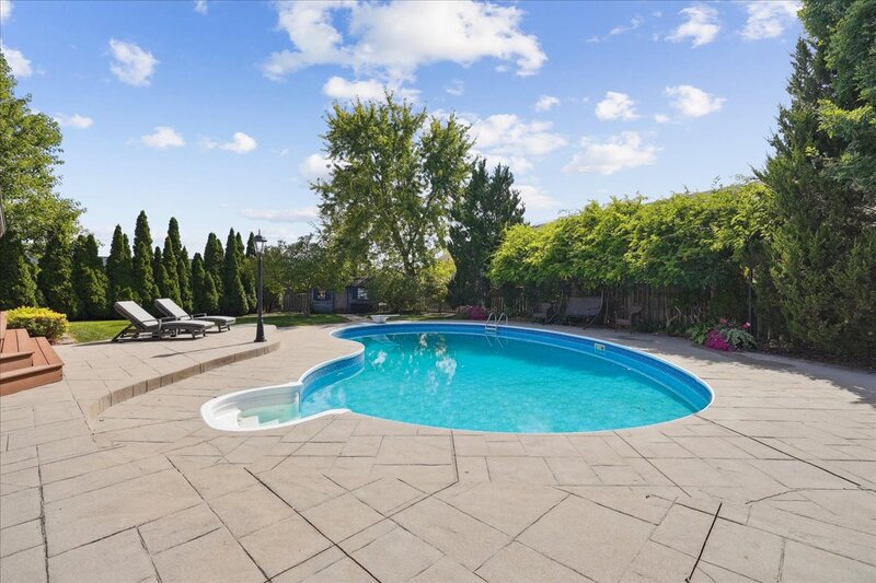 FANTASTIC FAMILY HOME WITH POOL IN SMITHVILLE!