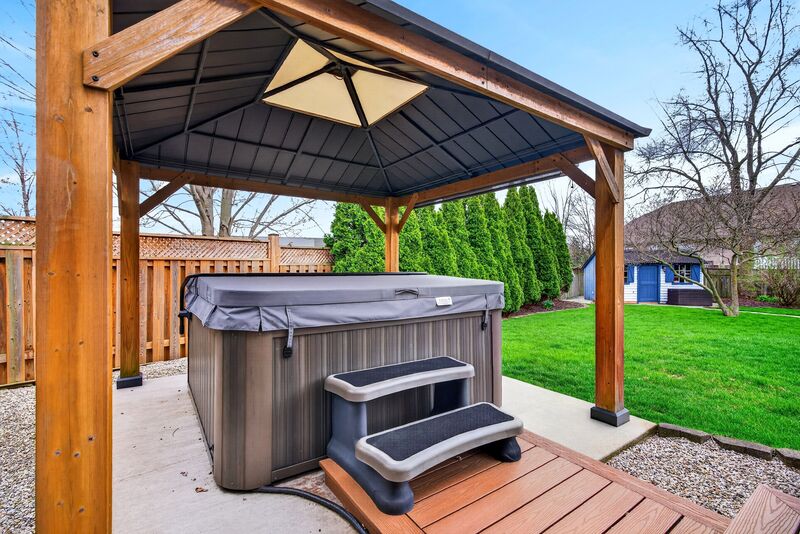 FANTASTIC FAMILY HOME WITH POOL IN SMITHVILLE!