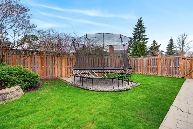 FANTASTIC FAMILY HOME WITH POOL IN SMITHVILLE!