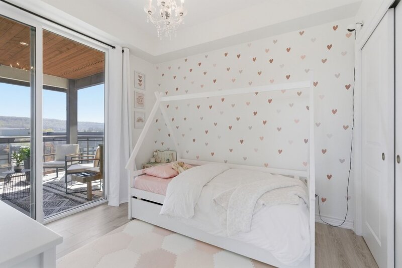 BEAUTIFUL CONDO IN THE HEART OF GRIMSBY-ON-THE-LAKE!
