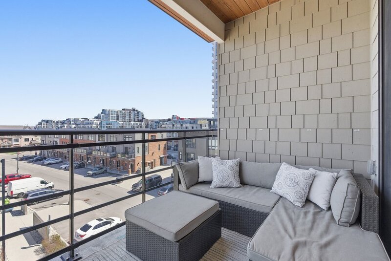 BEAUTIFUL CONDO IN THE HEART OF GRIMSBY-ON-THE-LAKE!