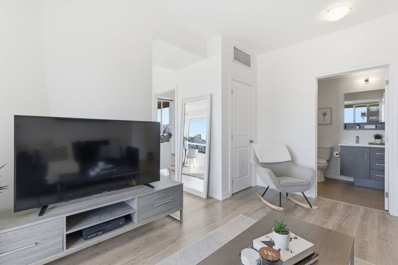 BEAUTIFUL CONDO IN THE HEART OF GRIMSBY-ON-THE-LAKE!