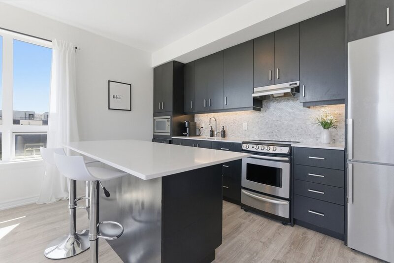 BEAUTIFUL CONDO IN THE HEART OF GRIMSBY-ON-THE-LAKE!