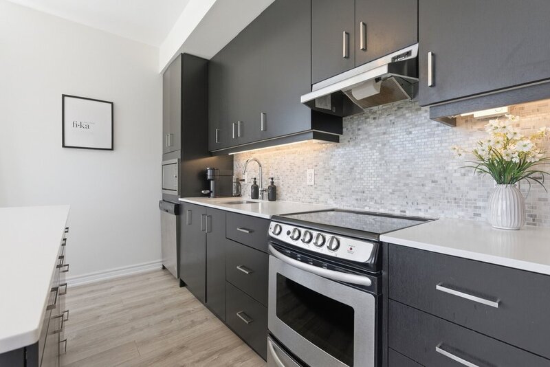 BEAUTIFUL CONDO IN THE HEART OF GRIMSBY-ON-THE-LAKE!