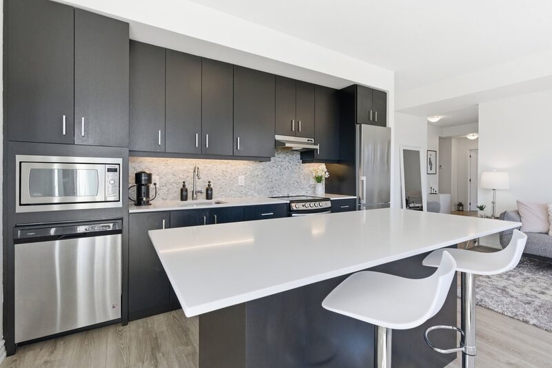 BEAUTIFUL CONDO IN THE HEART OF GRIMSBY-ON-THE-LAKE!