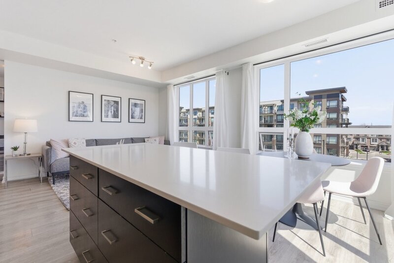 BEAUTIFUL CONDO IN THE HEART OF GRIMSBY-ON-THE-LAKE!