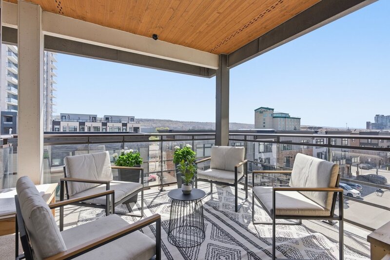 BEAUTIFUL CONDO IN THE HEART OF GRIMSBY-ON-THE-LAKE!