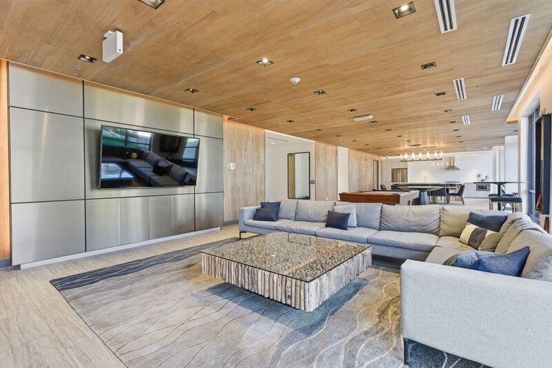 BEAUTIFUL CONDO IN THE HEART OF GRIMSBY-ON-THE-LAKE!