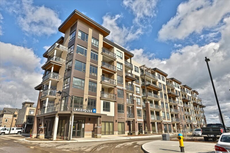 BEAUTIFUL CONDO IN THE HEART OF GRIMSBY-ON-THE-LAKE!