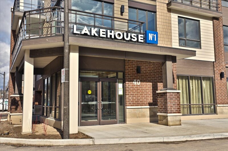BEAUTIFUL CONDO IN THE HEART OF GRIMSBY-ON-THE-LAKE!