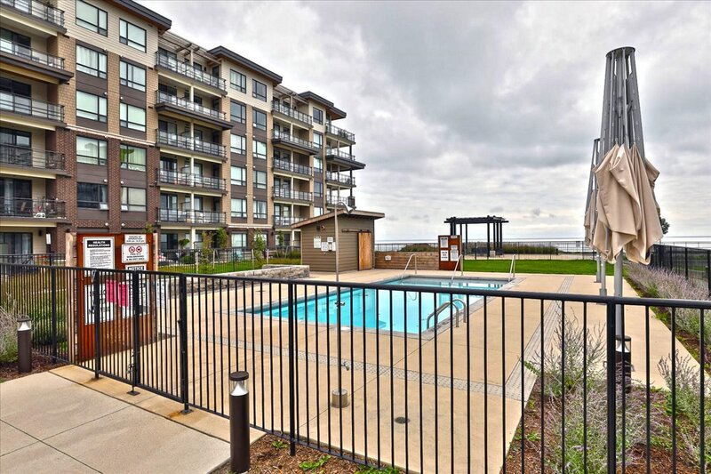 BEAUTIFUL CONDO IN THE HEART OF GRIMSBY-ON-THE-LAKE!