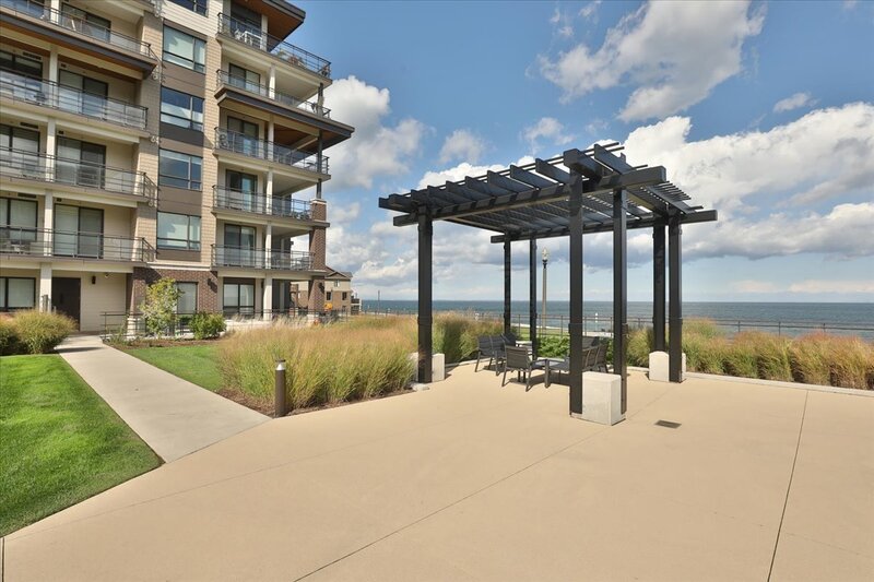 BEAUTIFUL CONDO IN THE HEART OF GRIMSBY-ON-THE-LAKE!