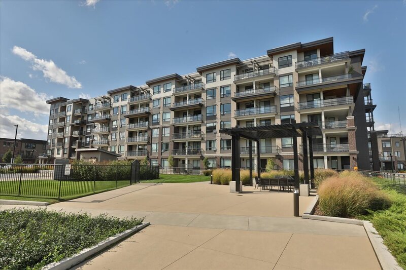 BEAUTIFUL CONDO IN THE HEART OF GRIMSBY-ON-THE-LAKE!