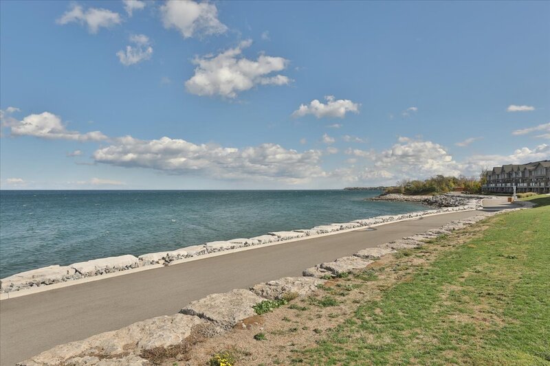 BEAUTIFUL CONDO IN THE HEART OF GRIMSBY-ON-THE-LAKE!