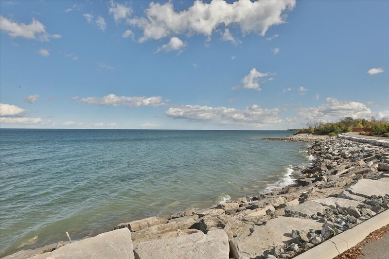 BEAUTIFUL CONDO IN THE HEART OF GRIMSBY-ON-THE-LAKE!
